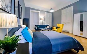 R171 Elitehost Raday Apartment